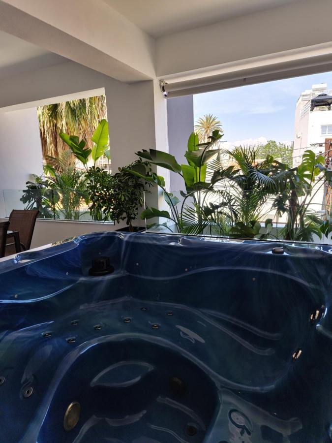 Carisa Deluxe Apartment With Jacuzzi Larnaca Exteriér fotografie