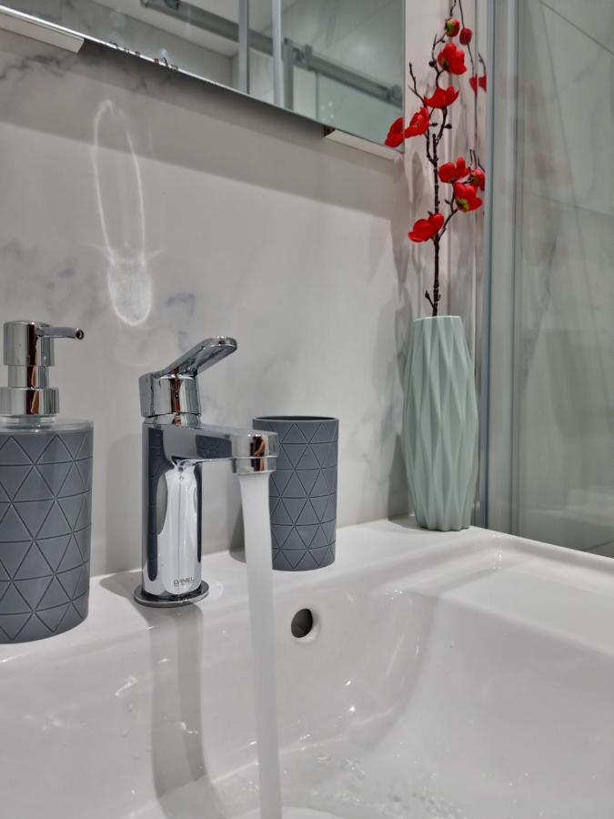 Carisa Deluxe Apartment With Jacuzzi Larnaca Exteriér fotografie