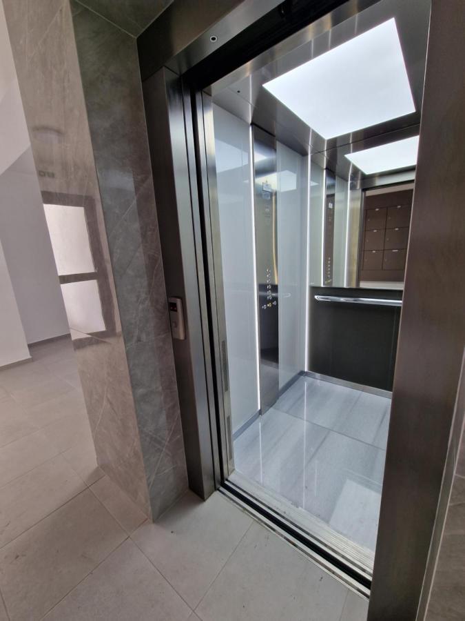Carisa Deluxe Apartment With Jacuzzi Larnaca Exteriér fotografie