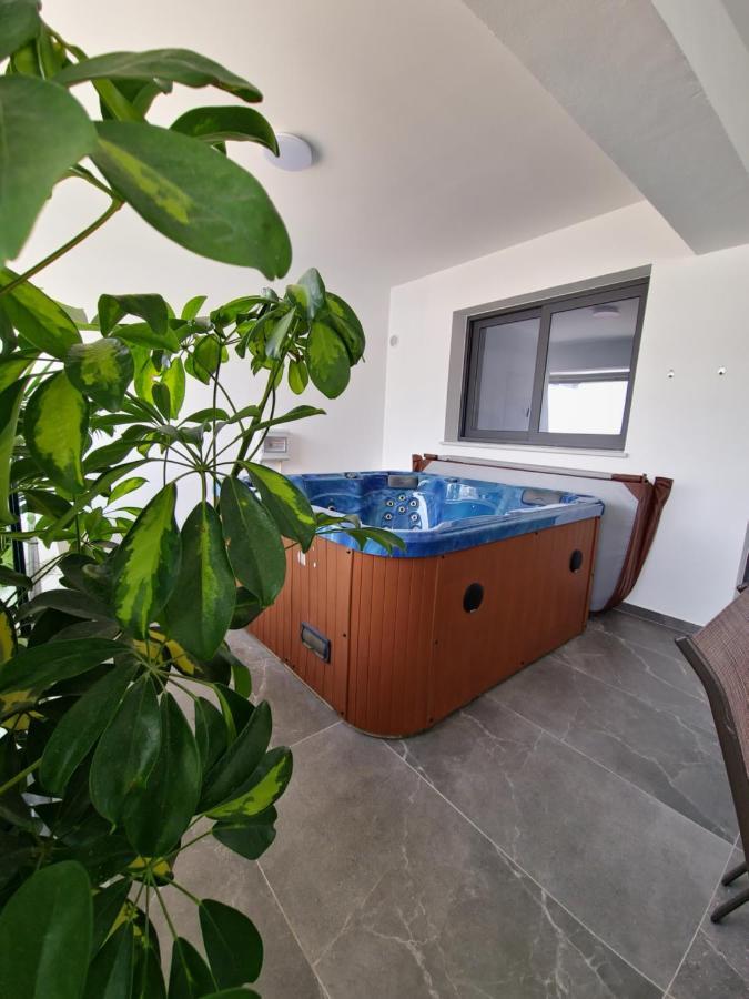 Carisa Deluxe Apartment With Jacuzzi Larnaca Exteriér fotografie