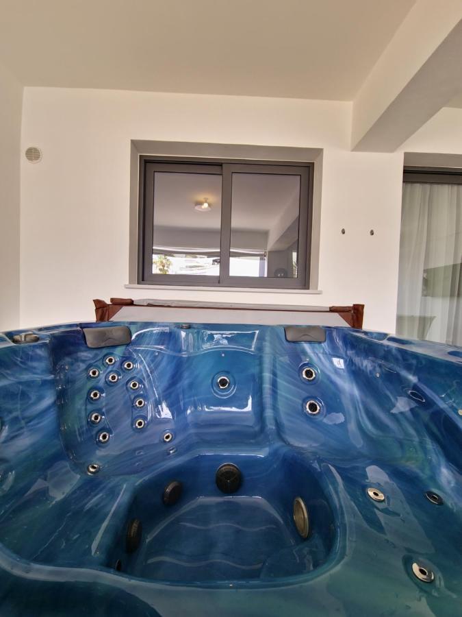 Carisa Deluxe Apartment With Jacuzzi Larnaca Exteriér fotografie