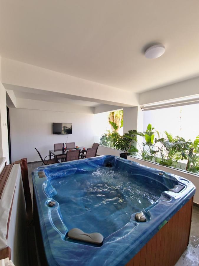 Carisa Deluxe Apartment With Jacuzzi Larnaca Exteriér fotografie